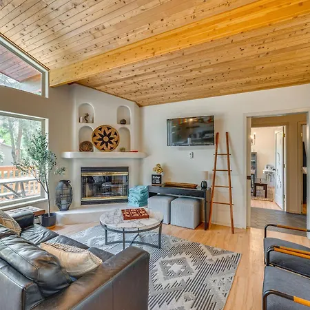 Stylish, Serene Angel Fire Cabin With Hot Tub!